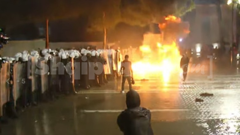 Hidhen molotovë drejt Policisë së Shtetit