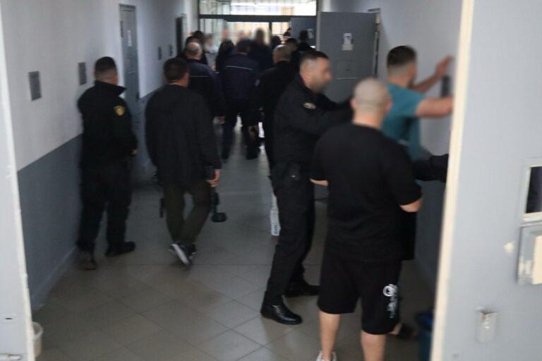 Kontrolle në burgjet e Fierit, Vlorës dhe Peqinit/ Sekuestrohen mjete prerëse dhe aksesorë celularësh