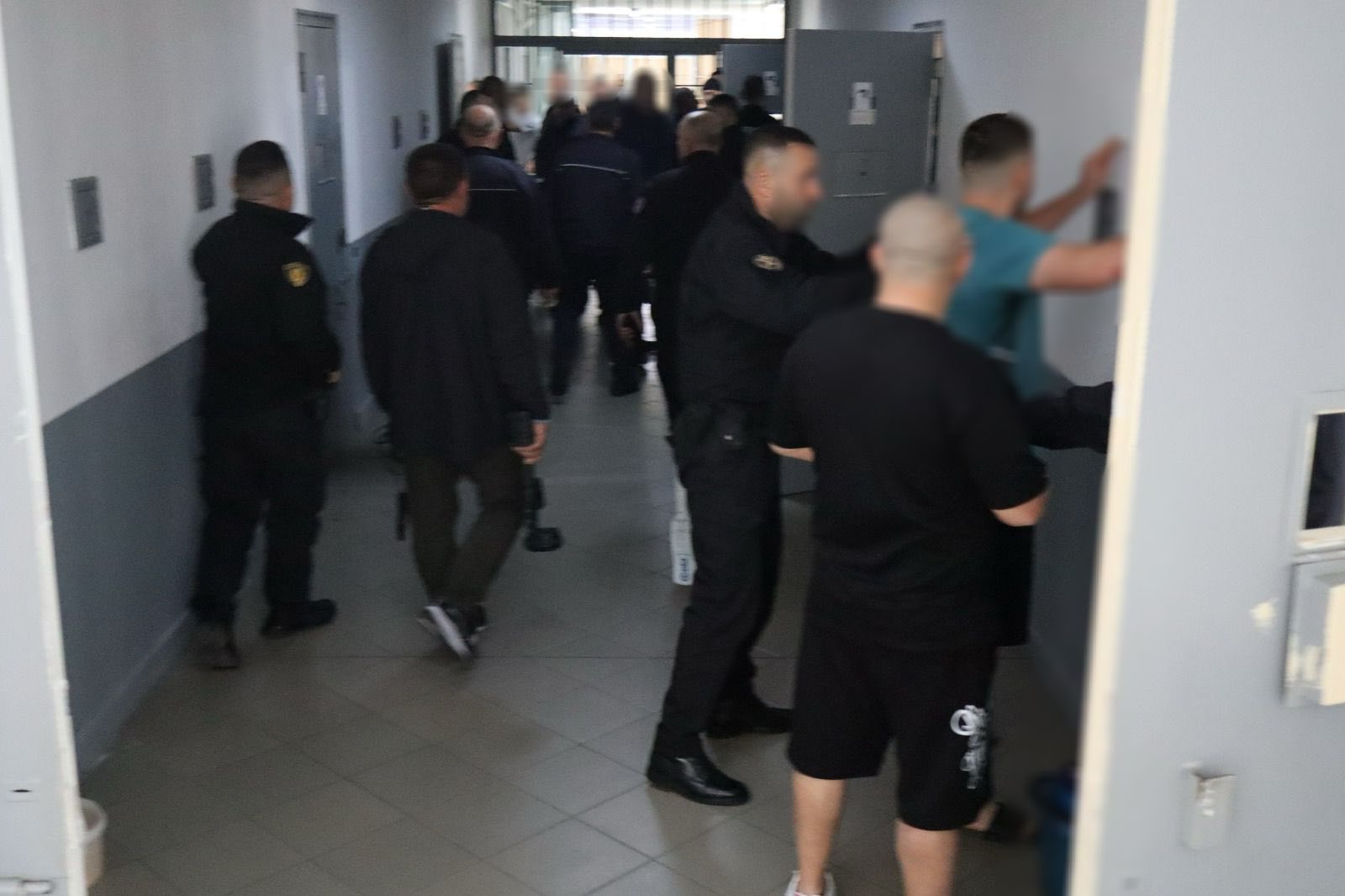 Kontrolle në burgjet e Fierit  Vlorës dhe Peqinit  Sekuestrohen mjete prerëse dhe aksesorë celularësh
