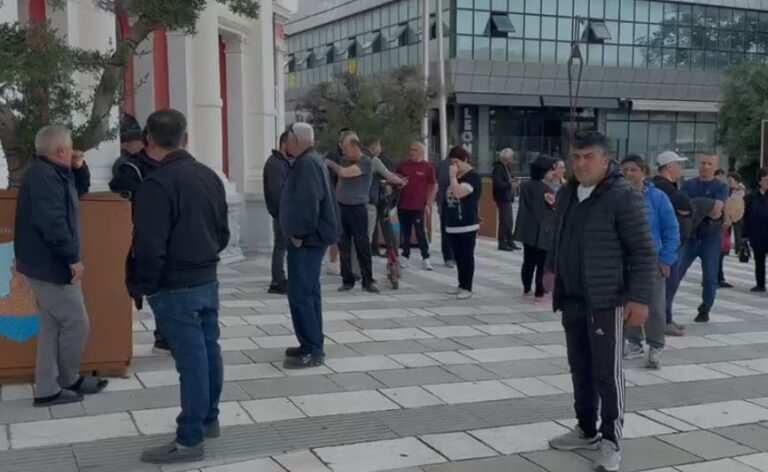 Tregtarët e fruta-perimeve në Vlorë protestojnë sërish para bashkisë, kundërshtojnë mbylljen e tregut