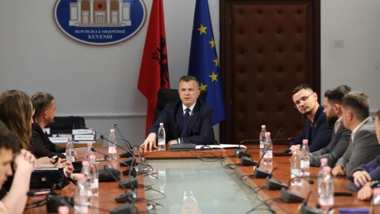 Taulant Balla pret në Kuvend nxënësit nga Lipjani: Akuzat nuk e zhbëjnë historinë