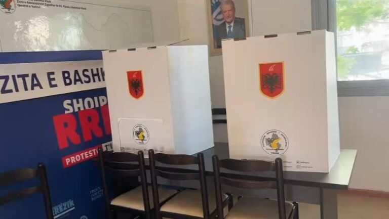 Demokratët votojnë me PRO ose KUNDËR për Berishën, situata në Sarandë dhe Vlorë