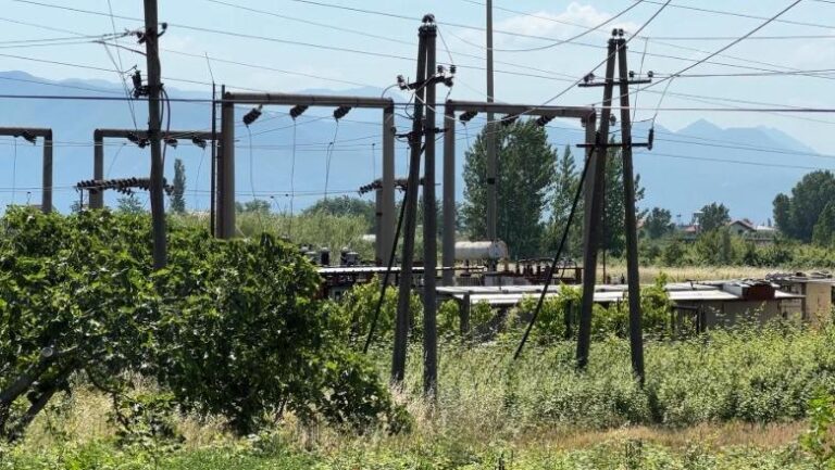 Telat elektrikë 100 metra mbi rrugën Rrilë-Tale, banorët: Rrezikojmë jetën!