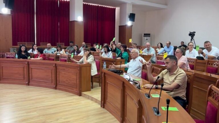 Këshilli Bashkiak nuk i jep zyrë partisë së Doshit