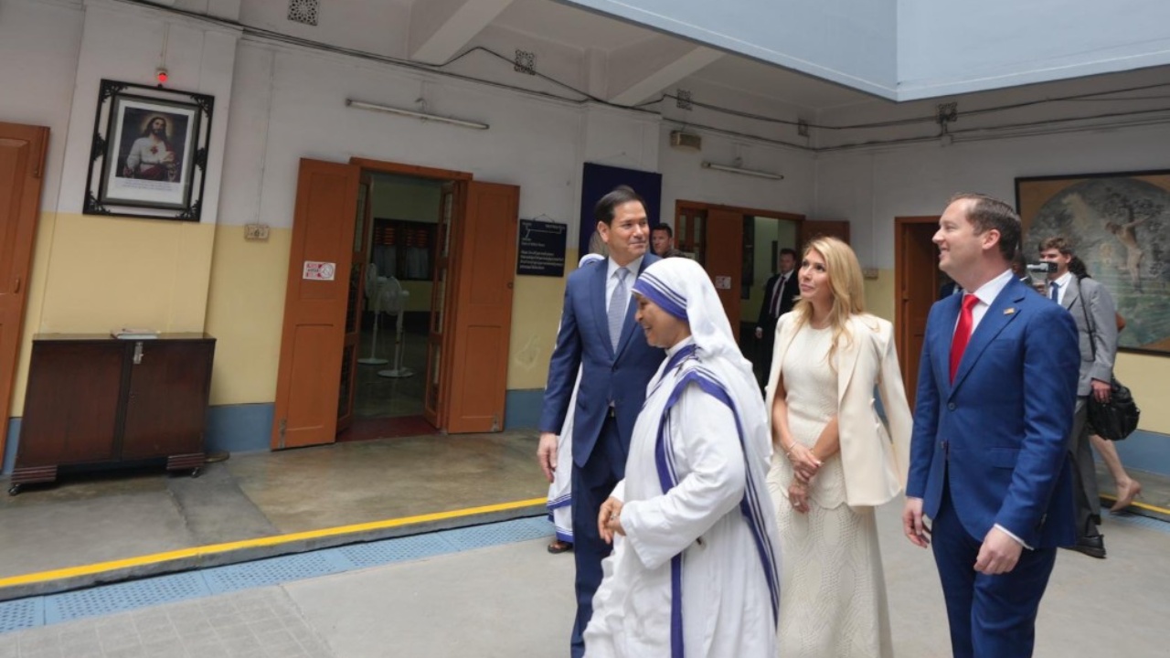 Sekretari amerikan nderon Nënë Terezën  Hoxha  Frymëzon miliona njerëz