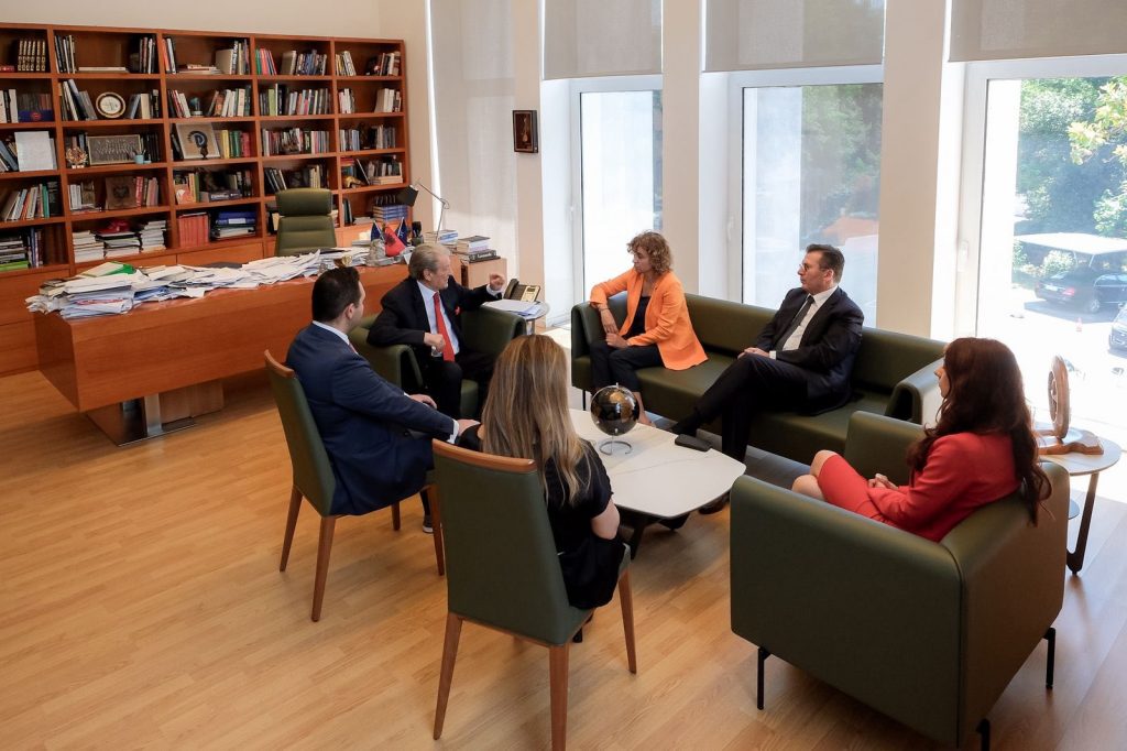 Pas rikonfirmimit në krye të PD së  Berisha pret zyrtaren e lartë të PPE  Shqiptarët e kanë vendin në BE