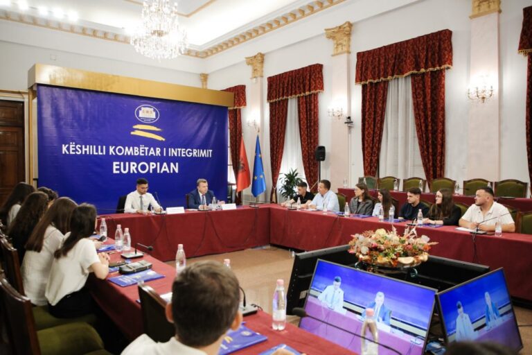 Taulant Balla takim me studentët e Drejtësisë: Integrimi europian hyn në fazë vendimtare