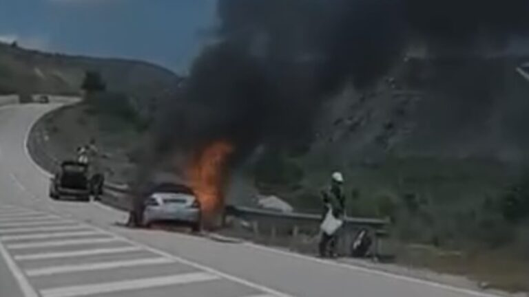 Makina shkrumbohet nga flakët në aksin Korçë–Ersekë, shoferi del i padëmtuar