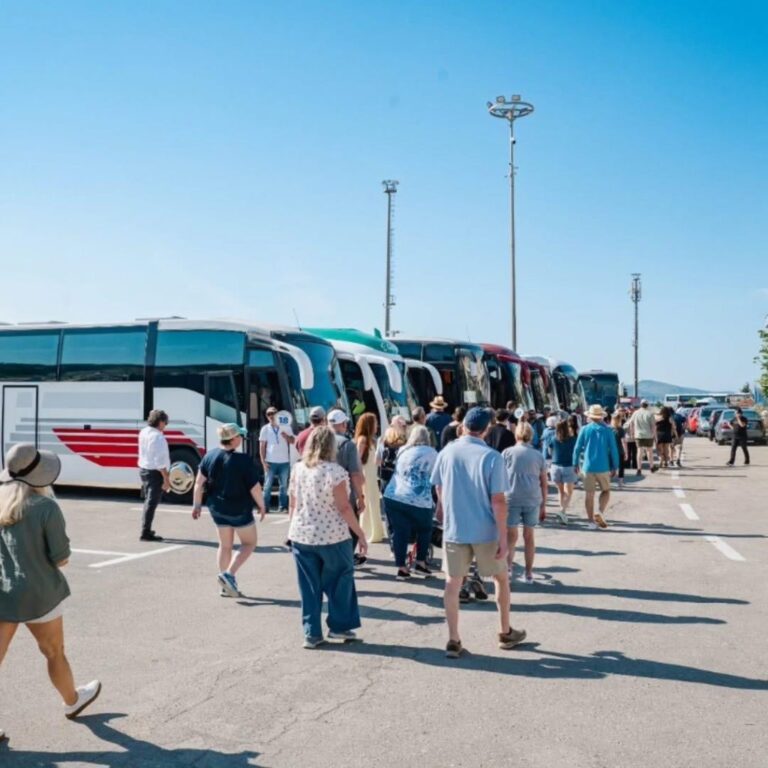 Ministri Gonxhja: Rekord pasagjerësh në Portin e Sarandës, mbi 30 mijë vetëm në prill