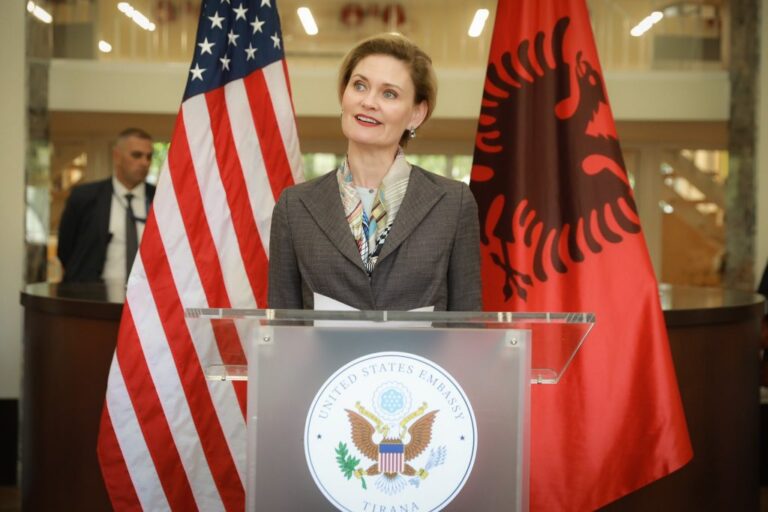 FOTO/ Java Amerikane sjell në kryeqytet ekspozitën e Muzeut të Themeluesve