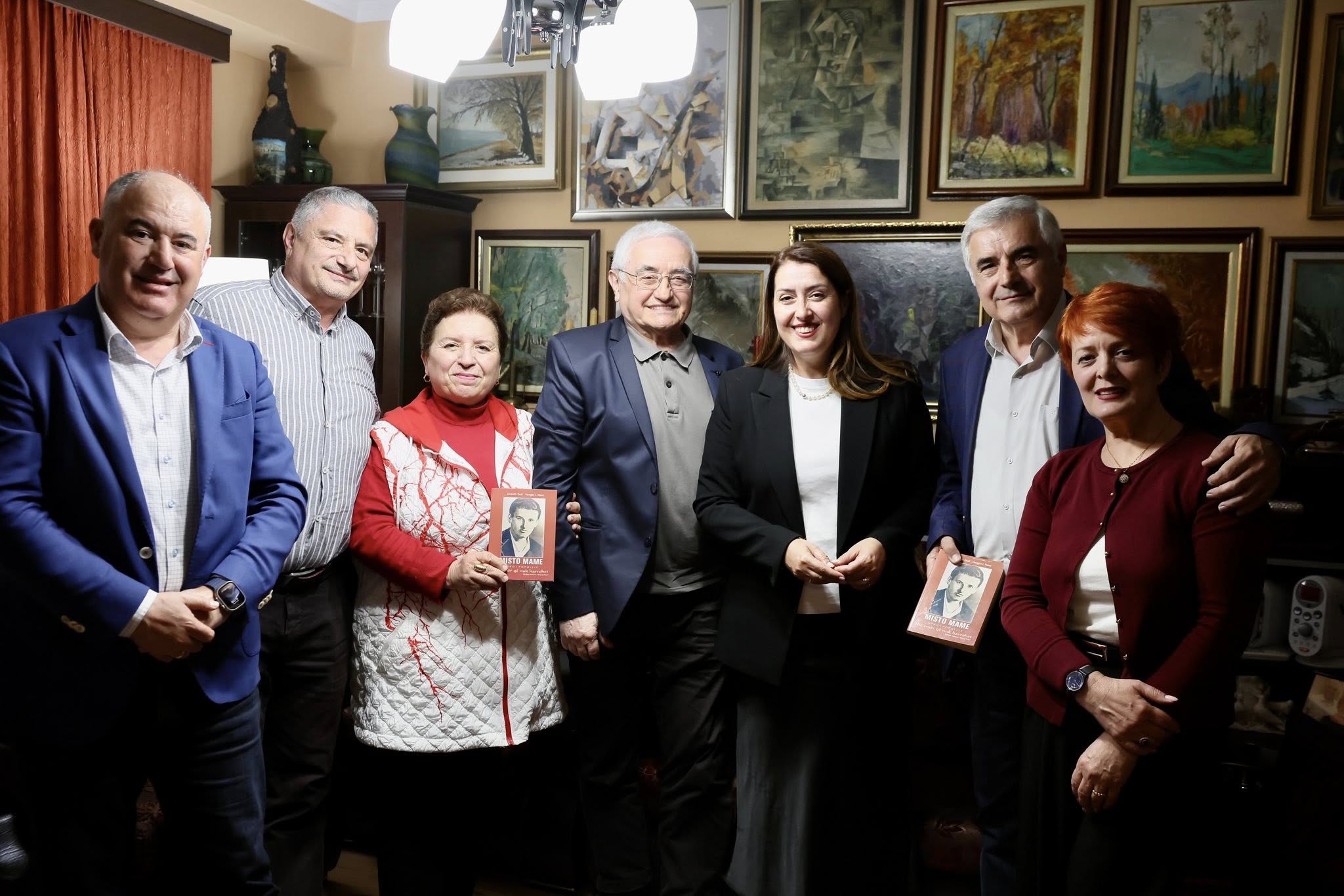 Ogerta Manastirliu përkujton 5 Majin  homazh për dëshmorët dhe takim me familjarët e Misto Mamës