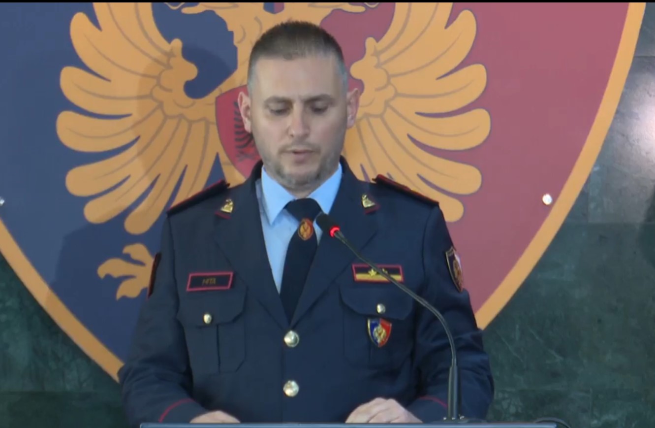 Rikthim në identitet i një konference për shtyp 