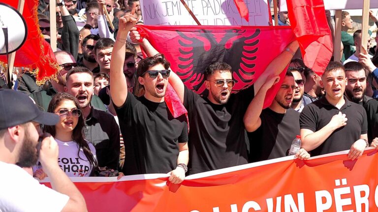 PROTESTA/ Shkupi bëhet kuq e zi, studentët shqiptarë: Nuk heqim dorë, shqipja shkruhet dhe flitet