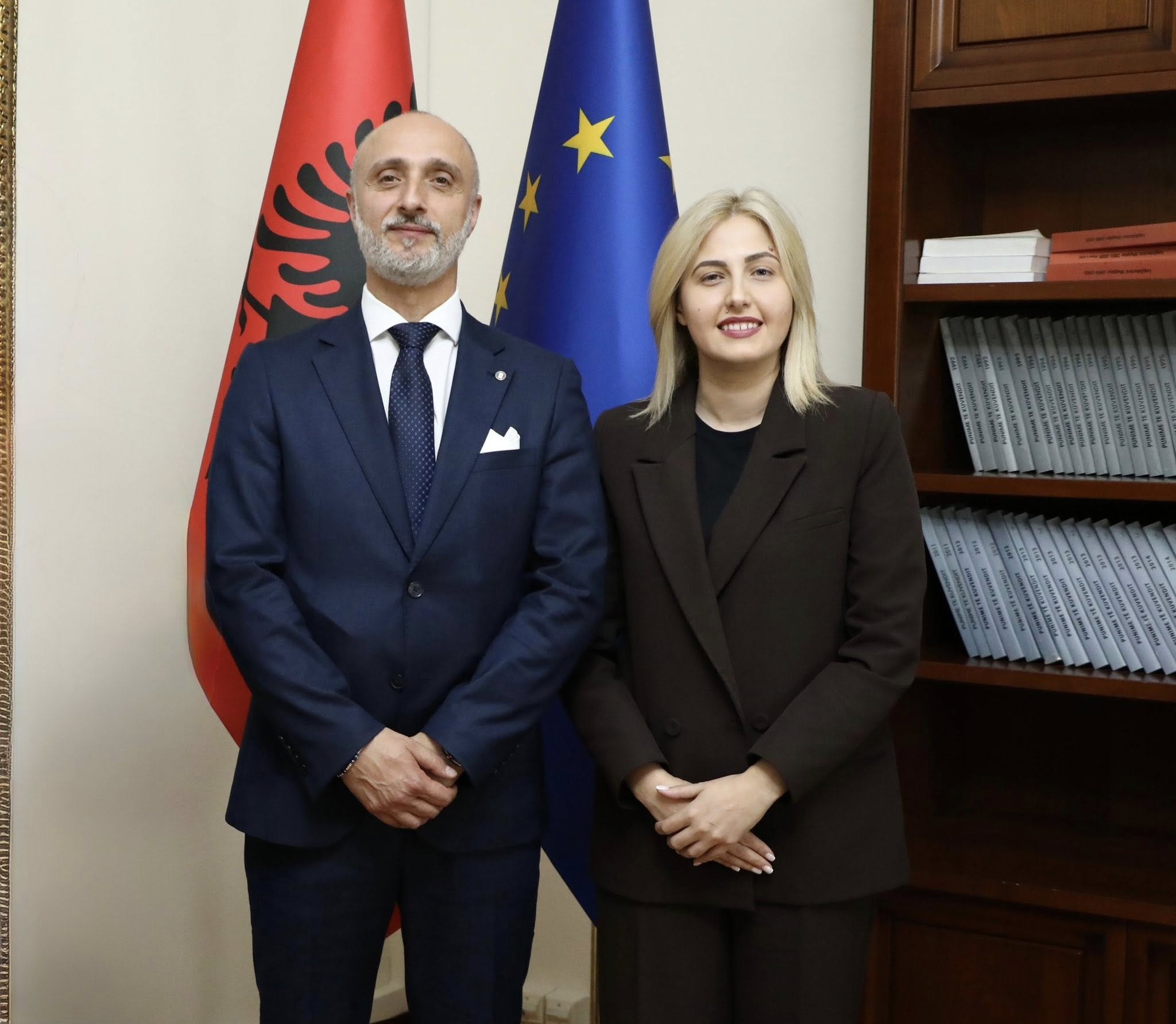 Takimi me senatorin De Rosa  deputetja Zhupa  Bashkëpunim për shqiptarët në Itali dhe zgjerim të shërbimeve konsullore