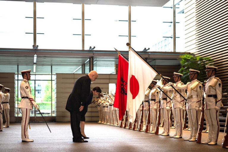 Pritja e veçantë e kryeministrit në Japoni
