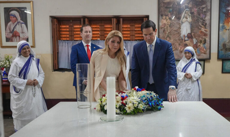 Sekretari Amerikan i Shtetit, Marco Rubio lutet te varri i Shenjtores shqiptare Nënë Tereza