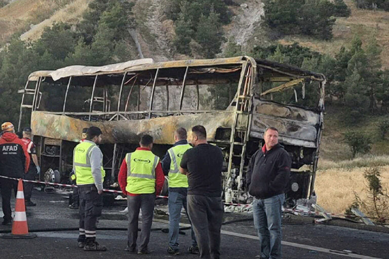 Me destinacion Antalian, autobusi përplaset me trafikndarësen dhe përfshihet nga flakët, 8 të vdekur dhe 33 të plagosur