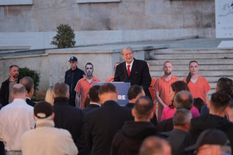 Berisha nis Foltoren me një minutë heshtje për engjëjt e Durrësit: Një kriminel i damkosur u mori jetën