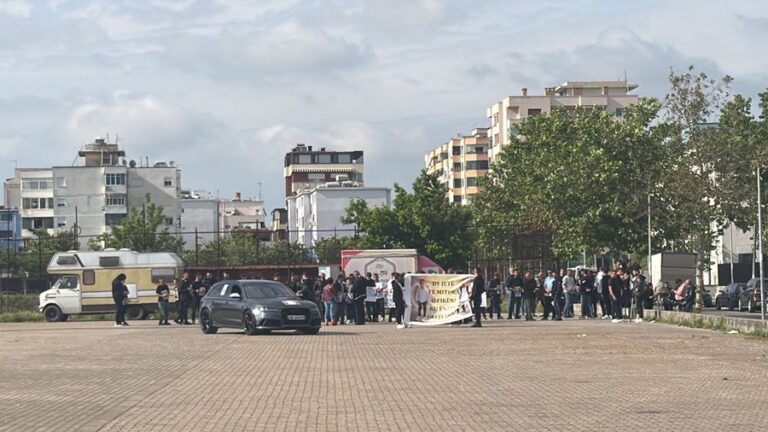 Tragjedia që tronditi vendin, qytetarët e Durrësit dalin në protestë: Ku është drejtësia?