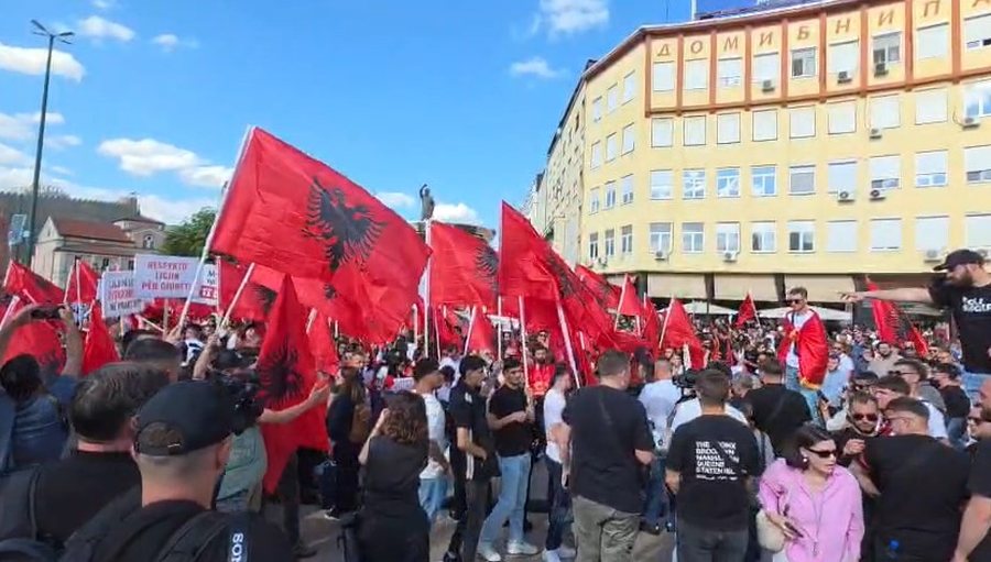 Shkupi bëhet kuq e zi  studentët shqiptarë  Nuk heqim dorë  shqipja shkruhet dhe flitet