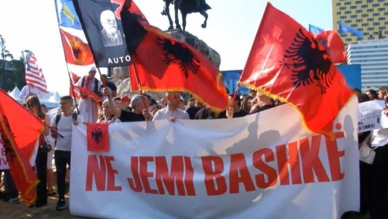 Unitet mbarëshqiptar në sheshin ”Skëndërbej”, studentët: Tirana, Shkupi, Prishtina janë bashkë