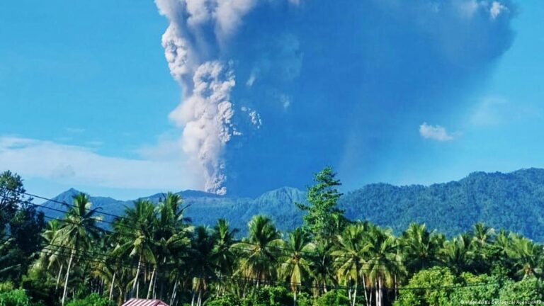 Shpërthimi i vullkanit në Indonezi vret 3 alpinistë, disa të zhdukur