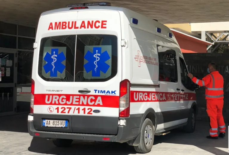 Ngjarje e rëndë në Prrenjas! 69-vjeçari lyen me benzinë gruan dhe i vë flakën