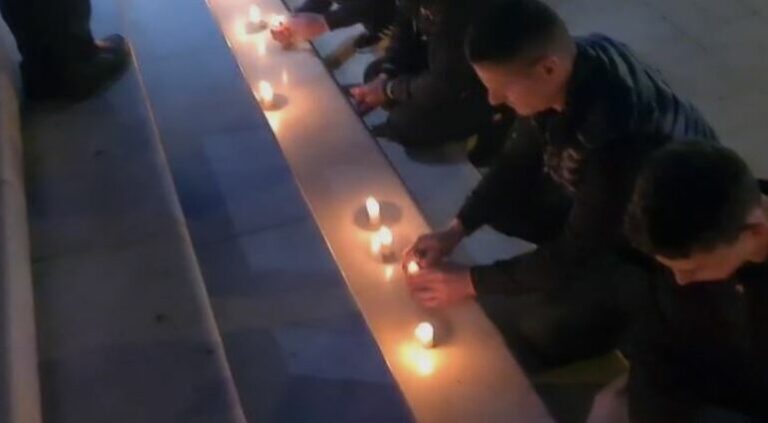 Qytetarët e Durrësit ndezin qirinj në shenjë homazhi pranë bashkisë