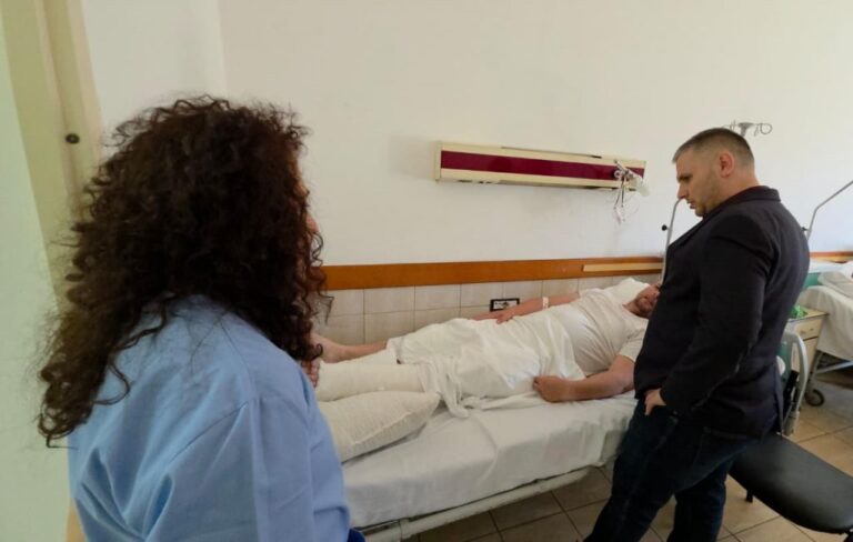 Drejtori i Policisë, Skender Hit viziton efektivin e plagosur në detyrë: Sakrifica e punonjësve do të vlerësohet maksimalisht