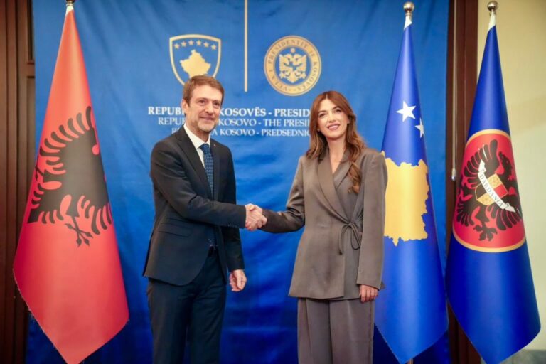Ministri për Evropën dhe Punët e Jashtme, Ferit Hoxha pritet në Prishtinë nga Albulena Haxhiu