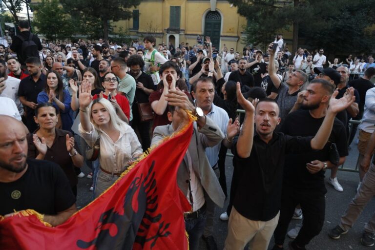 Qytetarët protestë në Tiranë: Të mos lejohen ndërtime që cenojnë zonat e mbrojtura
