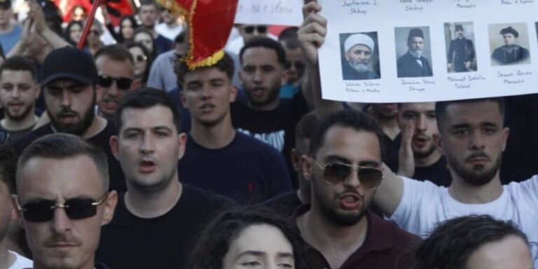 Protesta në Tiranë, Arbër Hajdari: Shqiptarët nuk janë lepuj, por shqiponja