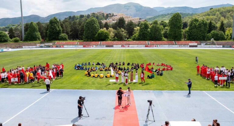 Korça, tempulli shqiptar i olimpizmit, kulmon aktivitetet me një ceremoni madhështore që përmbylli Javën Olimpike të shkollave të Qarkut