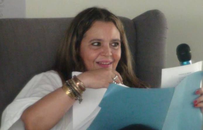 mos-u-dashuro-me-nje-grua-qe-lexon-poezia-me-te-cilen-u-dashuruan-te-gjithe-por-pak-guxuan-te-dashurohen-me-gruan-qe-lexon