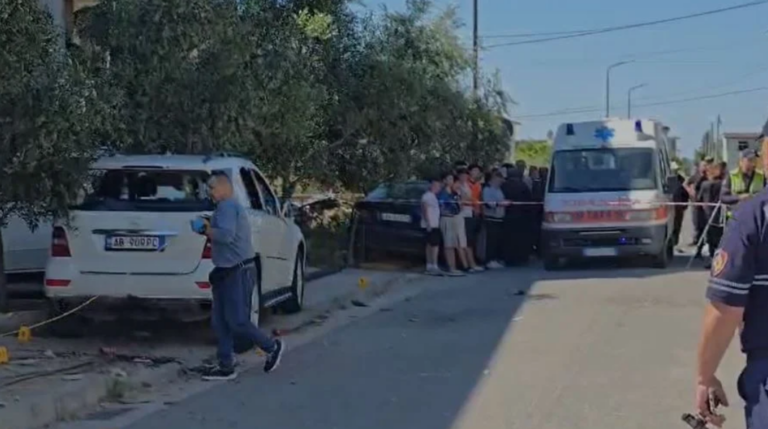Makina përplas 3 fëmijë, ndërrojnë jetë 2 prej tyre. Një tjetër në gjendje të rëndë shëndetësore