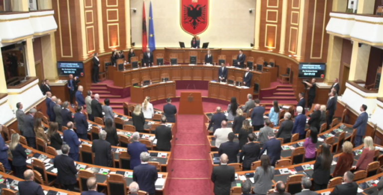 Kuvendi mban një minutë heshtje për dy fëmijët, Spahiu: Engjëjt u prehshin në paqe