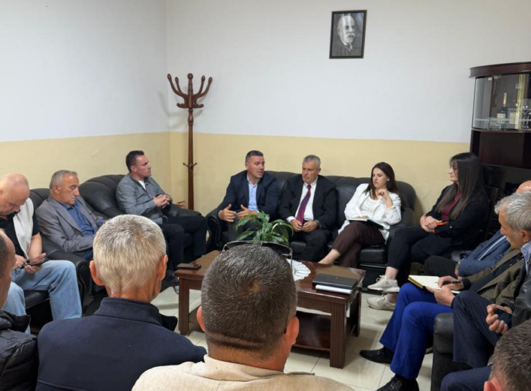 Prefekti Shkëlqim Hajdari në Shëngjergj: Të përgatiten projektet e rrugëve, në fokus edhe një park lodrash
