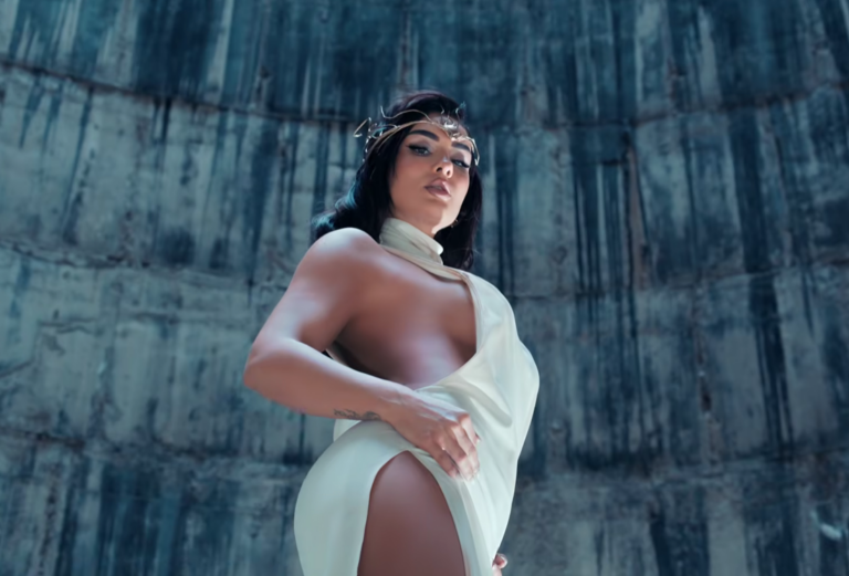 VIDEO/ Xhensila thotë ”Gjuma” me tekst nga Ledri Vula, shfaqet shumë sensuale