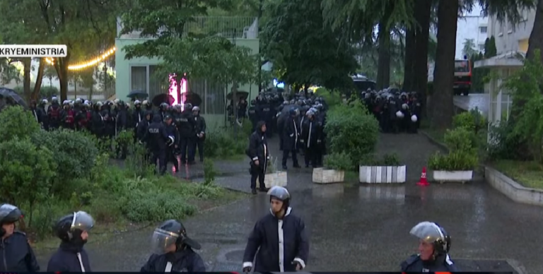 Fotolajm/ Policia rrethon Kryeministrinë