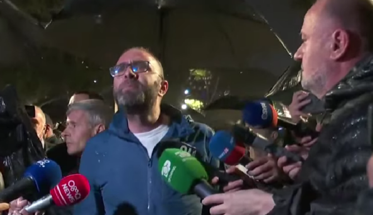 Bardhi-Policisë: Pse provokoni? Ne jemi në një protestë paqësore. Nga kush i merrni urdhrat?