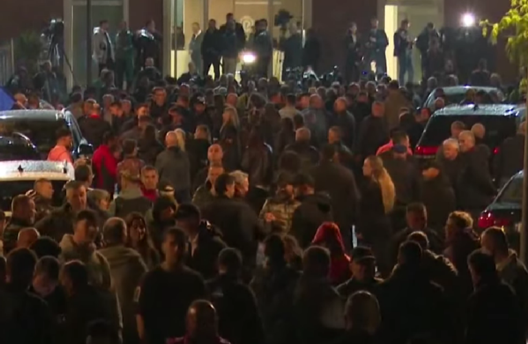 Berisha tërheq protestuesit dhe i çon tek selia e PD: Do bëjmë bilancin