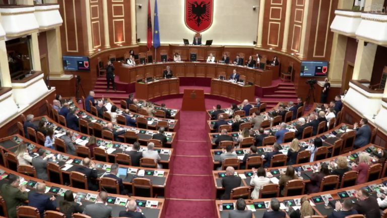 Zbulohen prapaskenat e paktit PS-PD për votimin e rezolutës së anëtarësimit në BE, telefonata në mesnatë