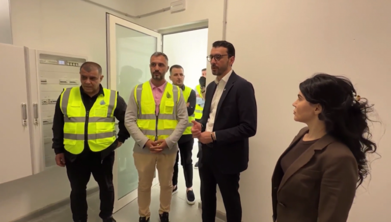 Ministri Karakaçi inspekton punimet për ujësjellësin e Elbasanit: Përmirësim i ndjeshëm i furnizimit 24 orë
