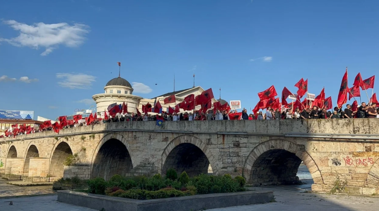 Mbyllet protesta e studentëve shqiptarë në Shkup, 3 të rinj të arrestuar. Ademi: Nuk do të ndalemi