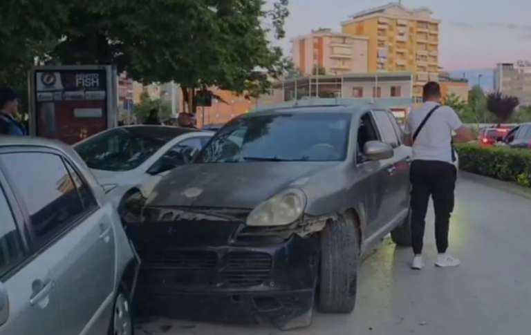 “Porsche” përplas dy mjete të parkuara, shoferi dyshohet se nuk iu bind policisë për të ndaluar