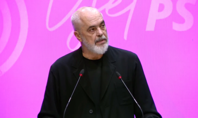 Rama në Durrës: Në krye të opozitës, ende një mbetje e komunizmit! Dolën me molotovë