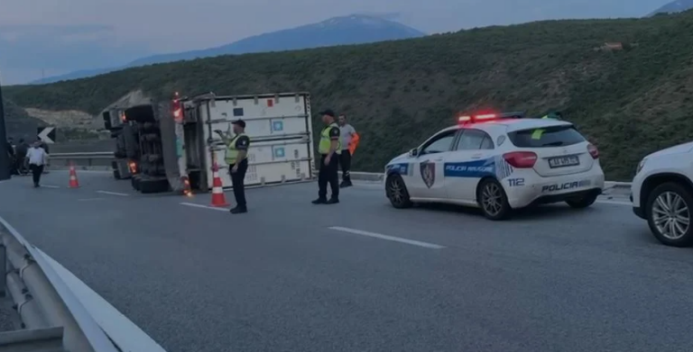 Kamioni del nga rruga në ”Rrugën e Kombit”, shoferi shpëton për mrekulli