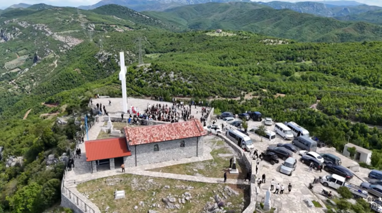 Emisioni KOHA JONE-DEBAT, mrekullia e një fshati në kodër me kishën e vitit 1402, shikohet Kepi i Rodonit dhe Ulqini
