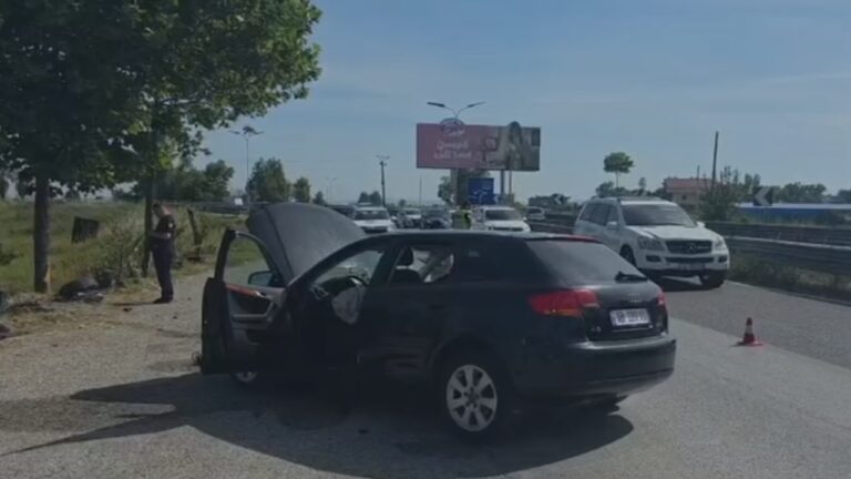 Aksident në Kolonjë, makina del nga rruga dhe përplaset me pemë