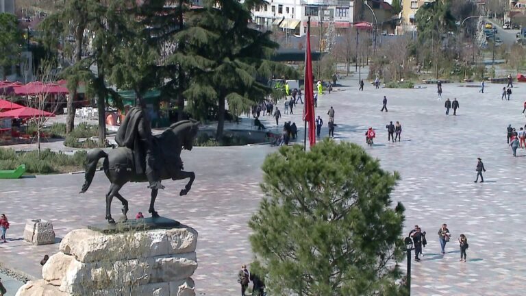 Kreditë rëndojnë familjet, rritet pesha e huave dhe dobësohet aftësia paguese